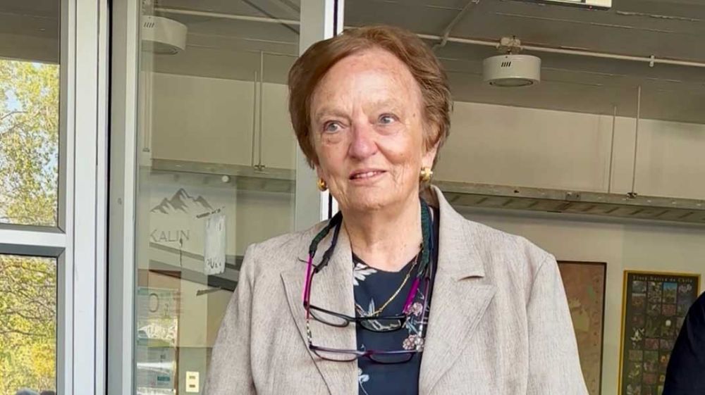 El Vicerrector de Asuntos Académicos, Claudio Pastenes y la Dra. Mary Kalin, académica del Departamento de Ciencias Ecológicas durante la inauguración de la placa conmemorativa